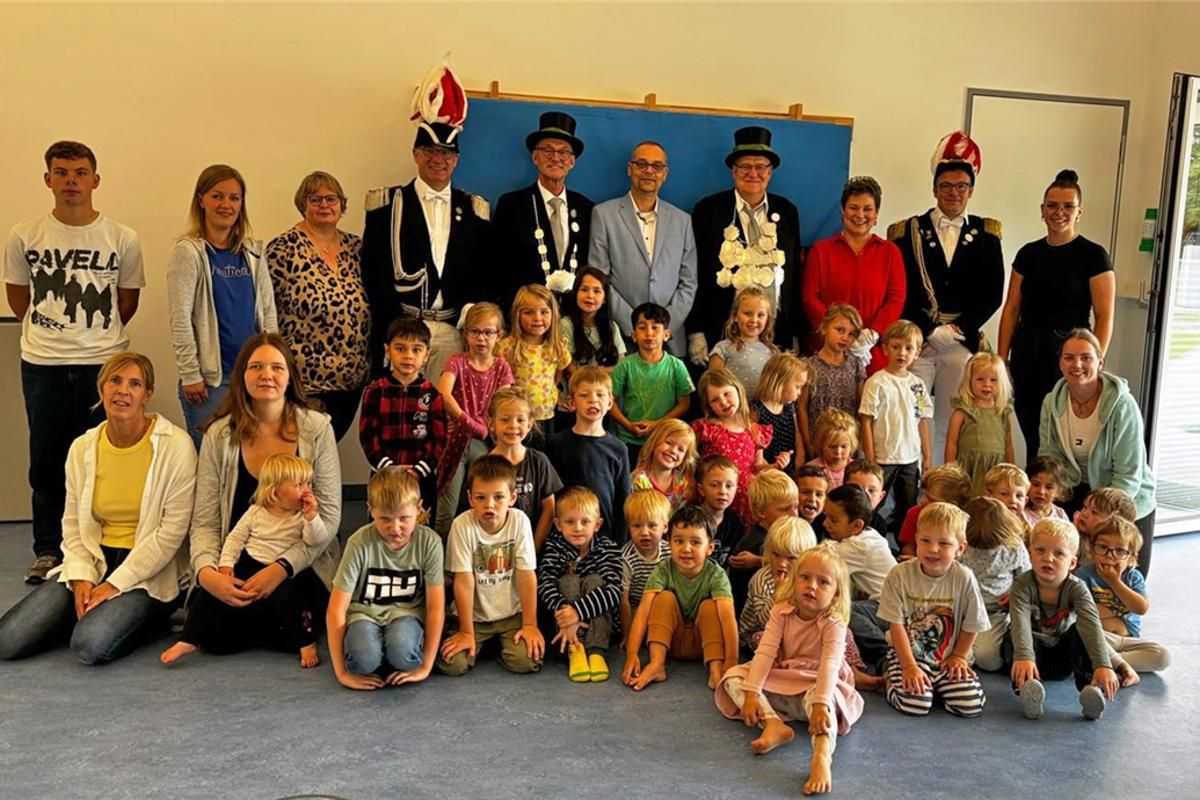 König, Kaiser, Kita: Der traditionelle Kita-Besuch erfreute in dieser Woche die Kinder und das Team der CJD-Kita im Andorf. | Foto: Männerschützengilde