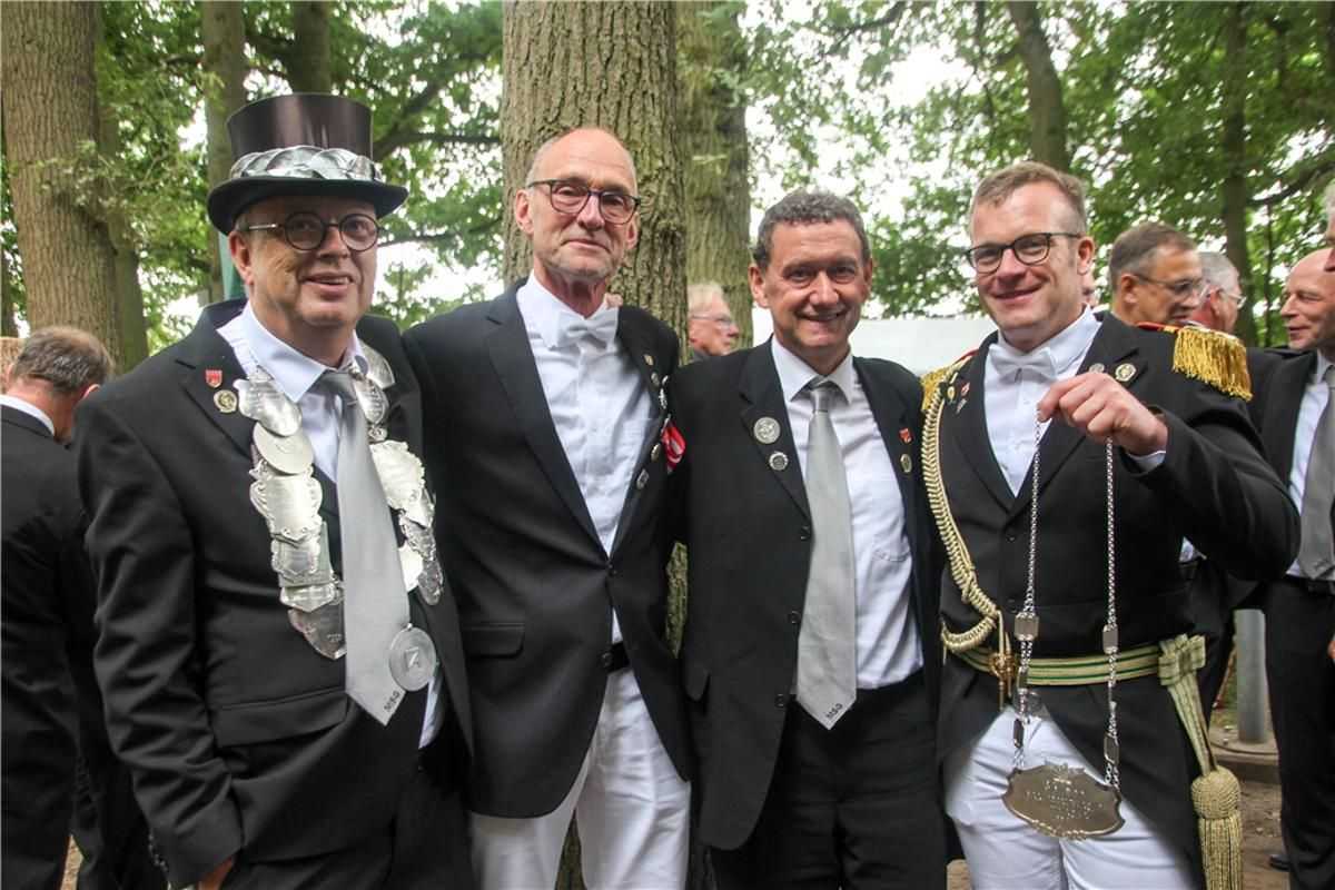 Silberkönig Johannes Ehling (v.l.), Kaiser Paul Niemeyer, Bürgermeister Berthold Bültgerds (König von 2001) und Oberst Martin Vollenbröker, der die Kaiserkette in der Hand hält. | Foto: Elvira Meisel-Kemper