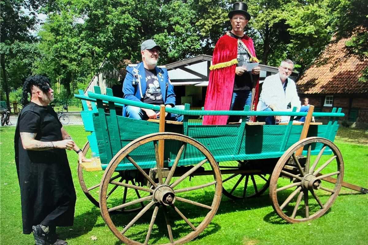 Letzter Auftritt in dieser Konstellation: (o. v.l.) Ingo Berning, Wolfgang Brüning und Markus Kaulingfrecks mit (u.) Kevin Shipley als Malefizgericht. | Foto: Männerschützengilde