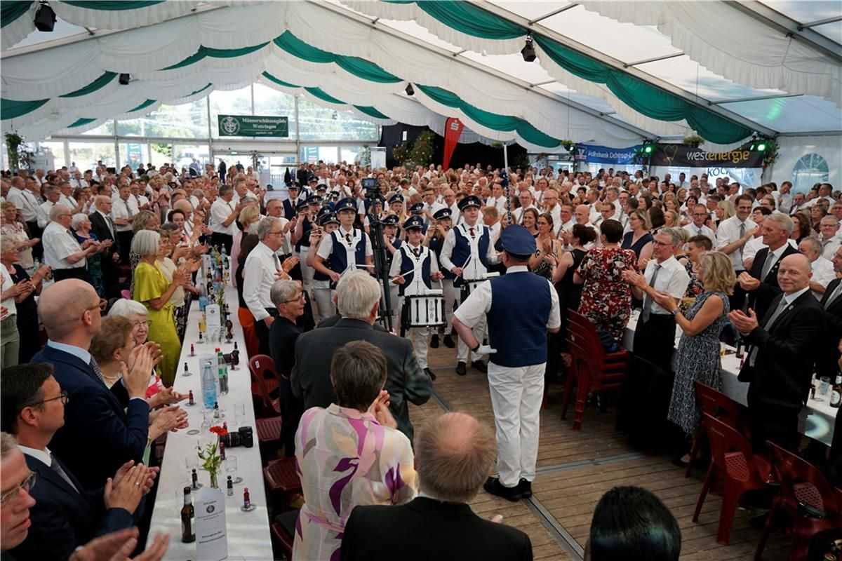 Aufstehen, mitklatschen, lachen, feiern: In vollbesetzter Schützen- und Gästerunde beging die Männerschützengilde das 375-jährige Jubiläum. | Foto: Fabian Kronfeld