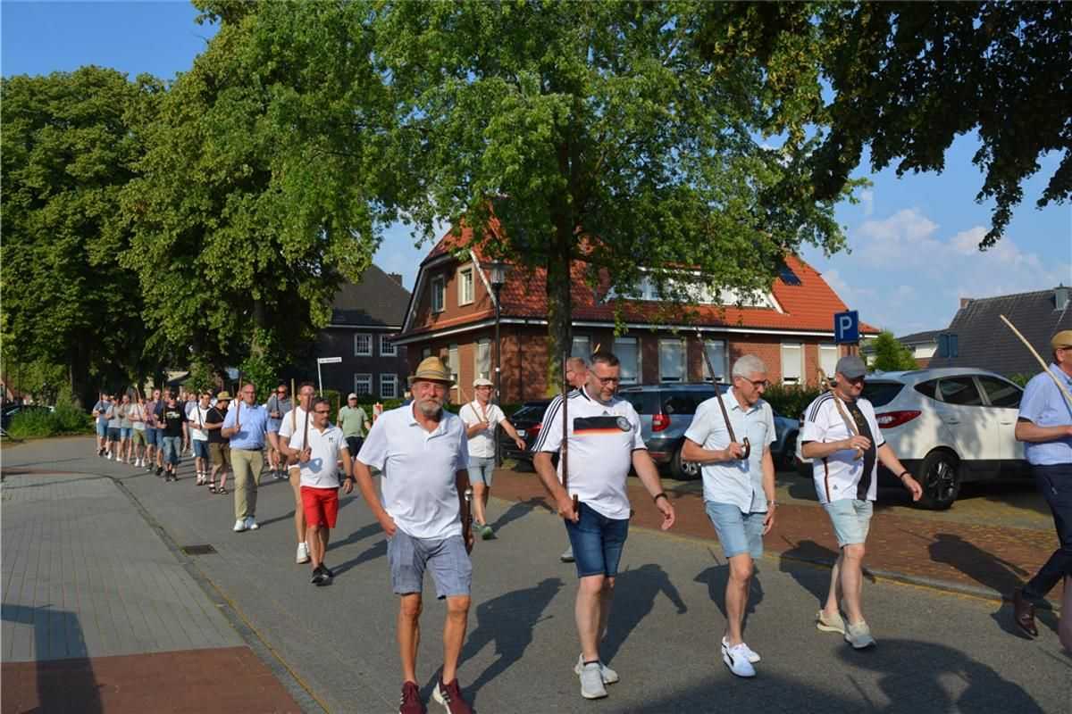In Vorfreude auf das Schützenfest und Fußball marschierte die MSG zur Vogelstange.