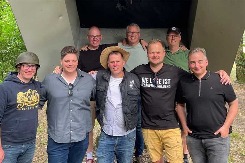 Die neuen Richter unter der Vogelstange: Christian Kuhl, Stefan Hof, Thorsten Schultealbert, Florian Füssner, Max Hartmann (vorne v.l.), Michael Plenter, Tobias Hesping und Matthias Krümpel (hinten v.l.).