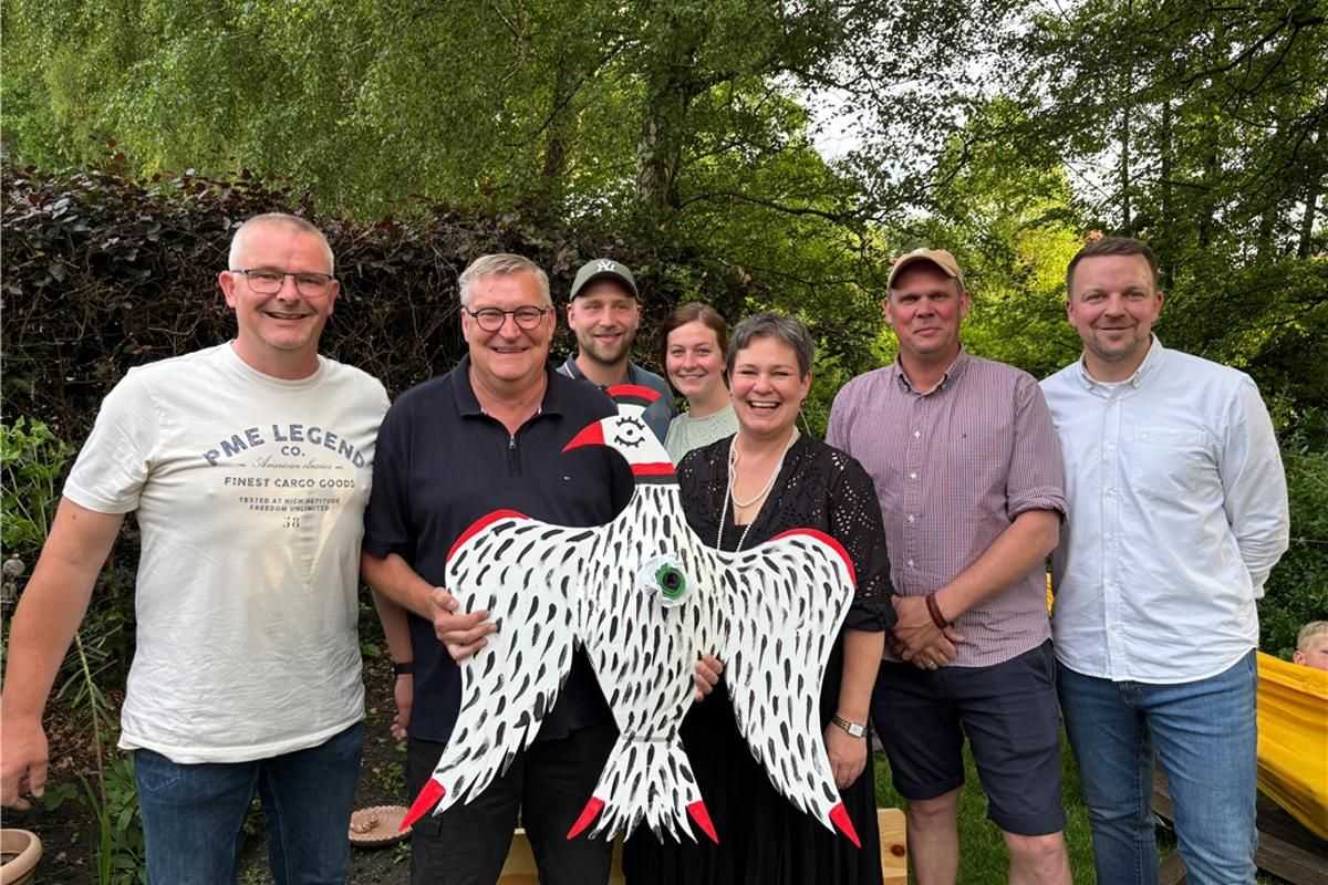Vorfreude auf das Schützenfest: (v.l.) Hauptmann Stefan Rauße, König Michael Timmer, Vogelbauer Timo Höffer mit seiner Frau Kristin, Königin Nicole Timmer, Oberst Michael Schultealbert und Vorsitzender Manuel Woltering.