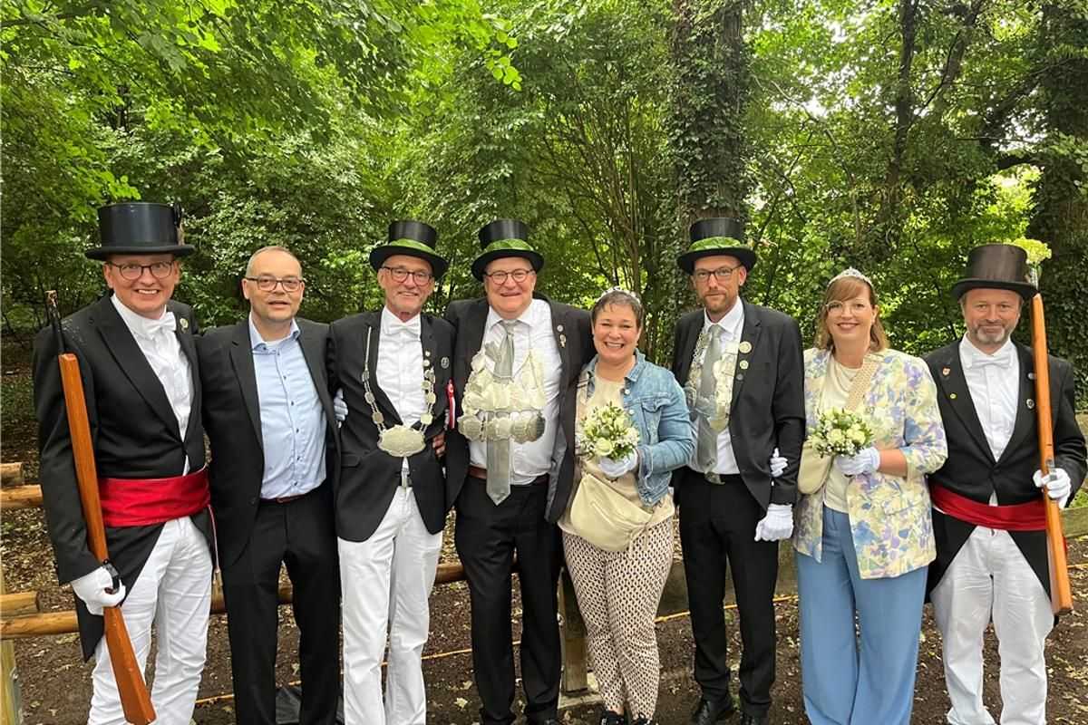 Majestäten der Männerschützengilde unter sich: (v.l.) Kaiserpaar Detlef und Paul Niemeyer, Königspaar Michael und Nicole Timmer und das Königspaar 2024 Mirco und Ina Kockmann. | Foto: Männerschützengilde